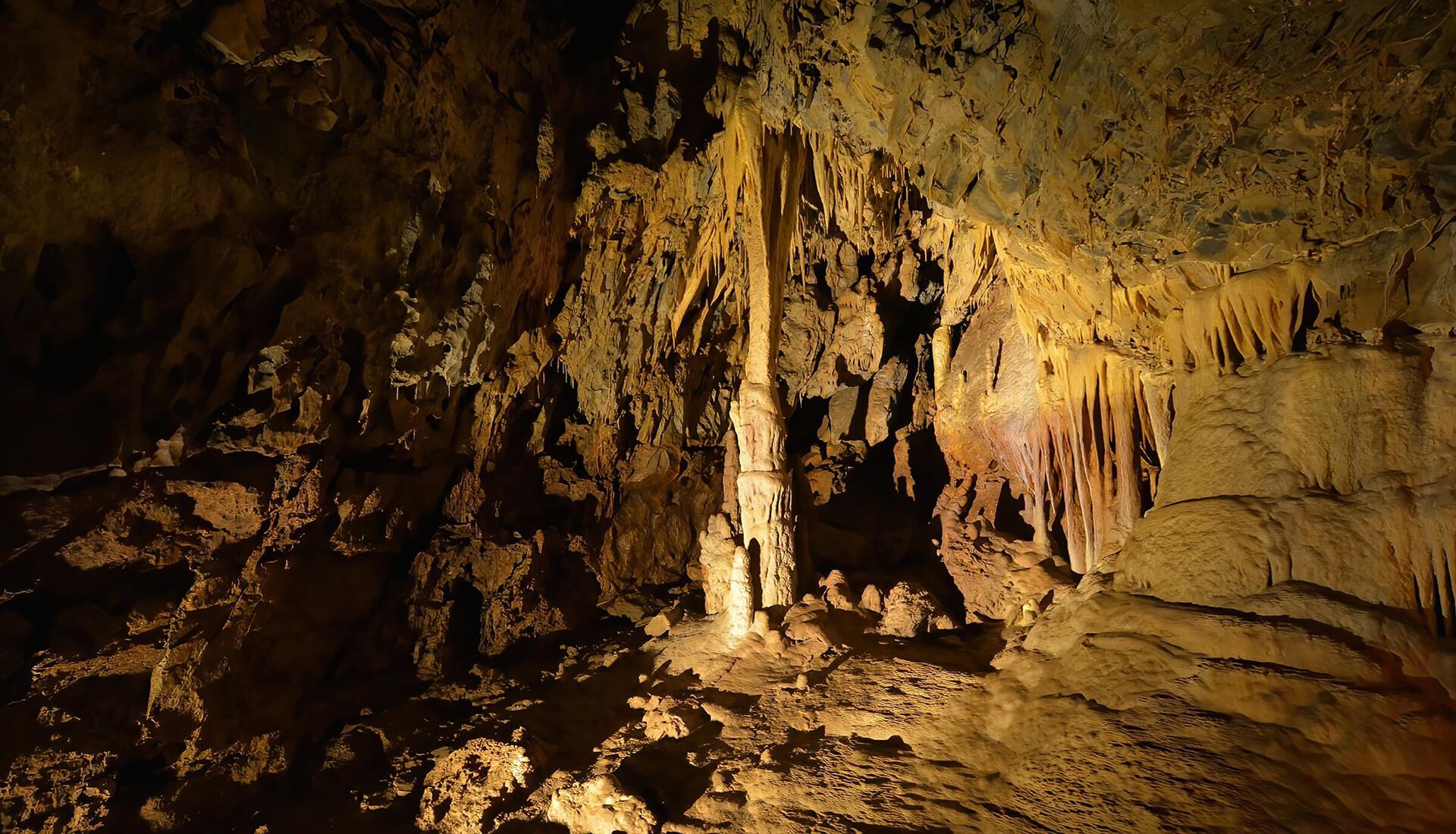 A picture of the inside of kapsia cave depicting one of the main rooms and a big stalactite