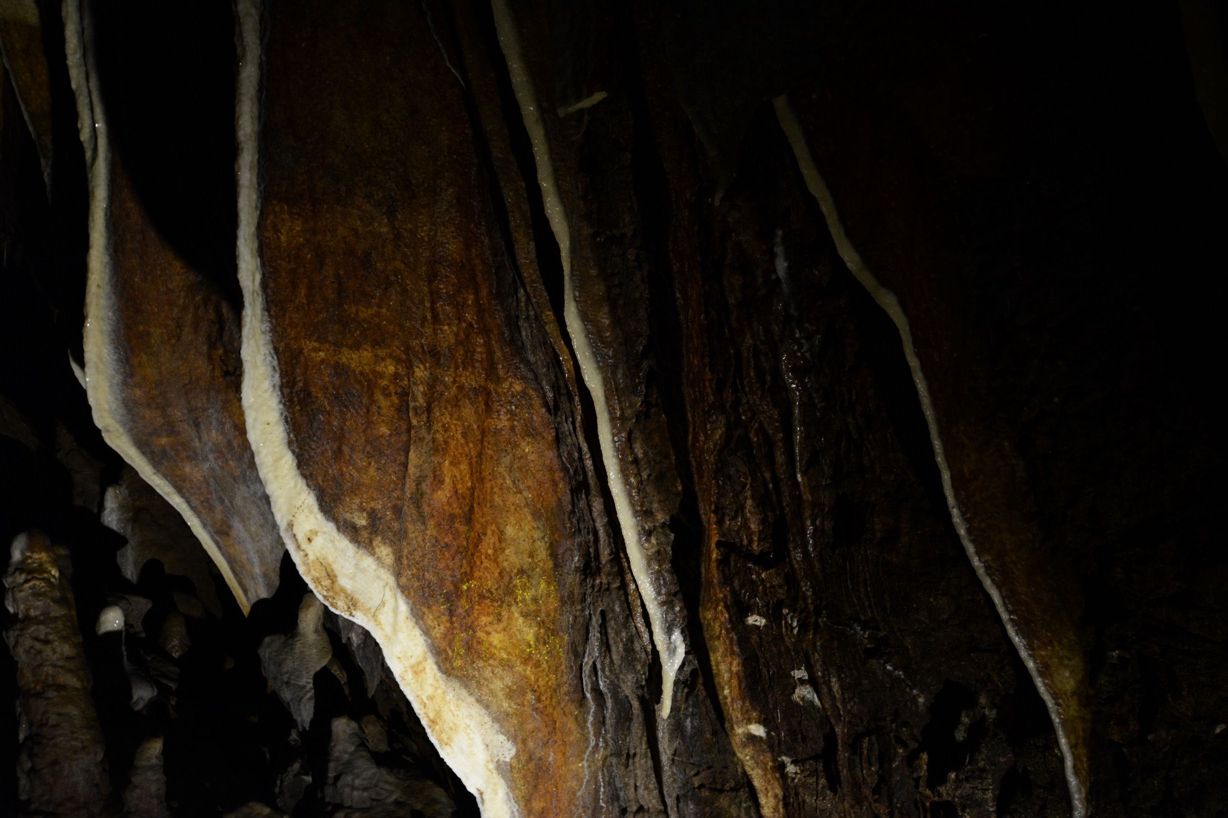 wall foldings of kapsia cave